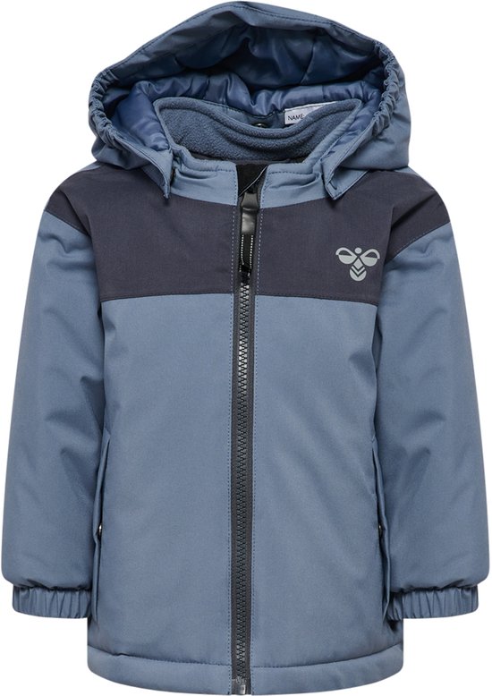 Blauwe kinder winterjas met donkerblauwe band over de borst en capuchon. Hummel logo op de borst.