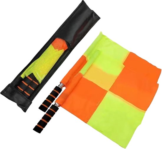 Twee scheidsrechtersvlaggen met oranje-gele ruiten en zwarte handvatten, naast een zwarte opbergtas.