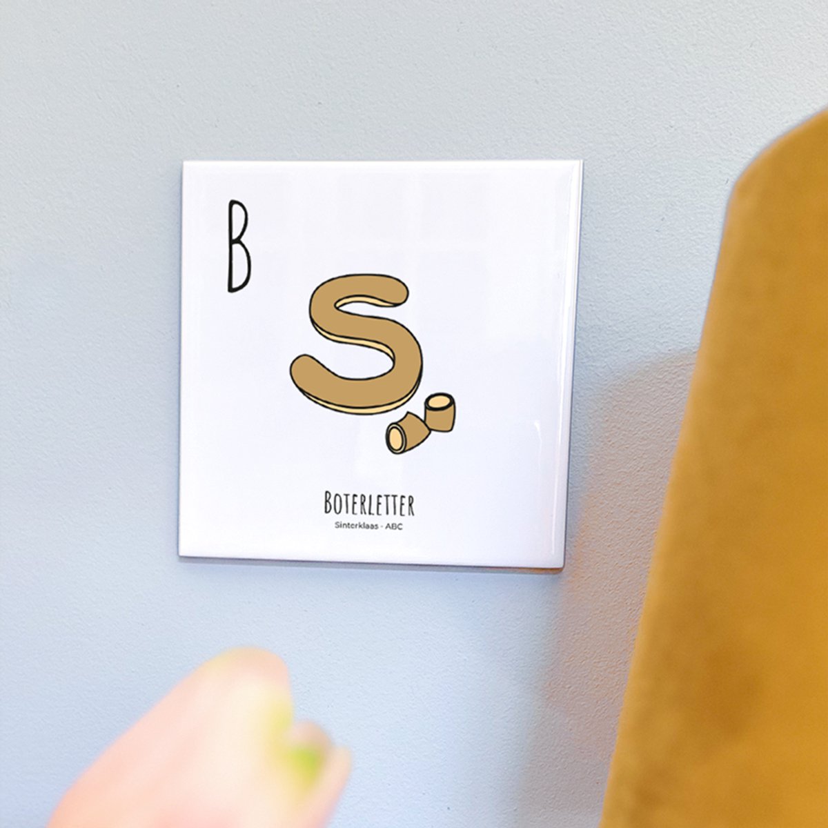 Boterletter - ABC tegeltje Sinterklaas - Keramiek met Handgetekende Illustratie - Wanddecoratie - Woondecoratie - Relatiegeschenk - Souvenir - 10,8 x 10,8 cm