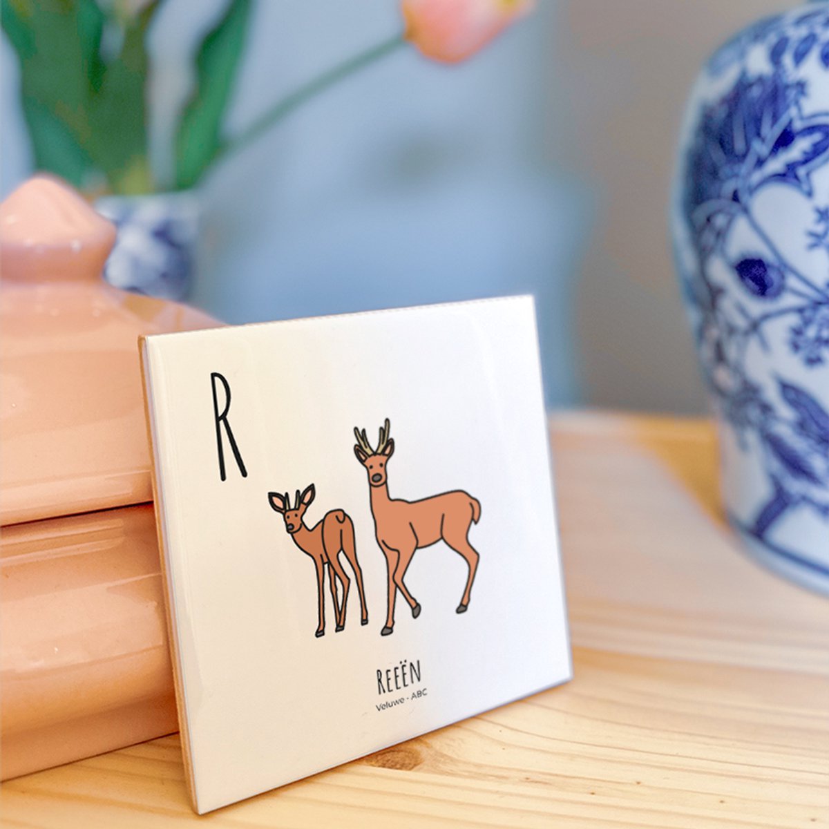 Reeën - ABC tegeltje Veluwe - Keramiek met Handgetekende Illustratie - Wanddecoratie - Woondecoratie - Relatiegeschenk - Souvenir - 10,8 x 10,8 cm