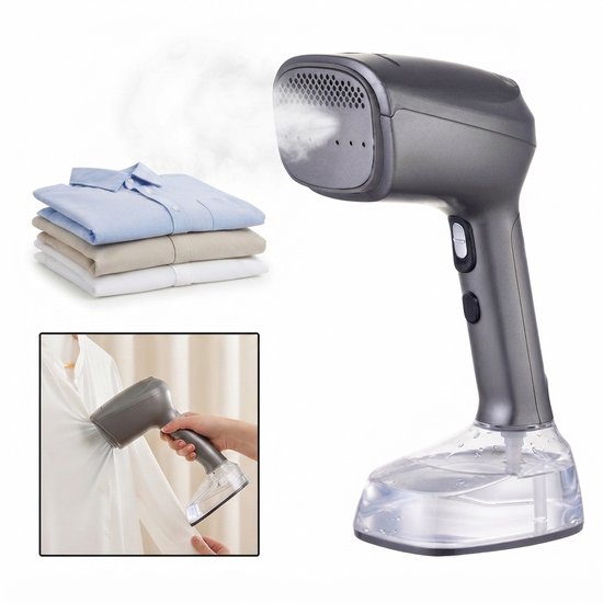 Grijze kledingstomer met transparante watertank, stoomt een stapel gekreukte overhemden glad. Ook te zien in detail: hand met stomer die witte blouse stoomt.