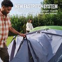 Man zet een grijze tent op met een nieuw FastPitch systeem. "New FastPitch System" en "New pitching mechanism makes setup faster and easier." op de afbeelding.