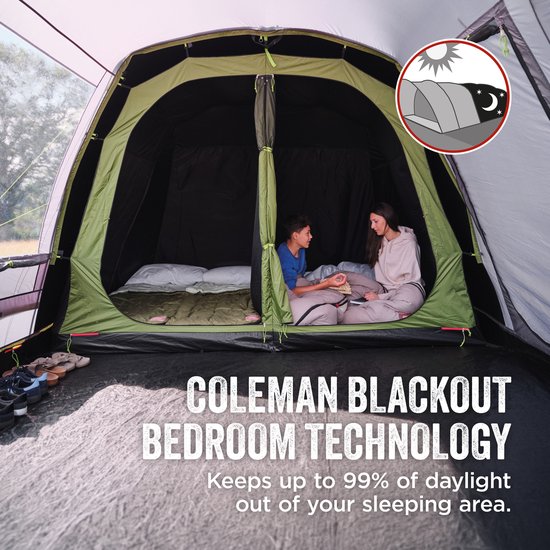 Zicht van binnenuit in een ruime tent met een vrouw en kind in slaapzakken. Tekst: "Coleman Blackout Bedroom Technology - Keeps up to 99% of daylight out of your sleeping area."