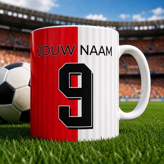 Mug personnalisé avec rayures rouges et blanches, 'Votre Nom' et le chiffre 9 sur un terrain de football.