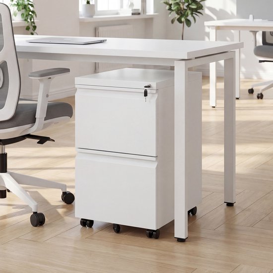 Witte metalen archiefkast met twee laden en wieltjes, geplaatst onder een wit bureau.