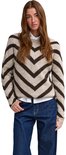 Lichtbruine trui met donkerbruine chevronprint, gedragen door een model met een witte blouse en jeans.