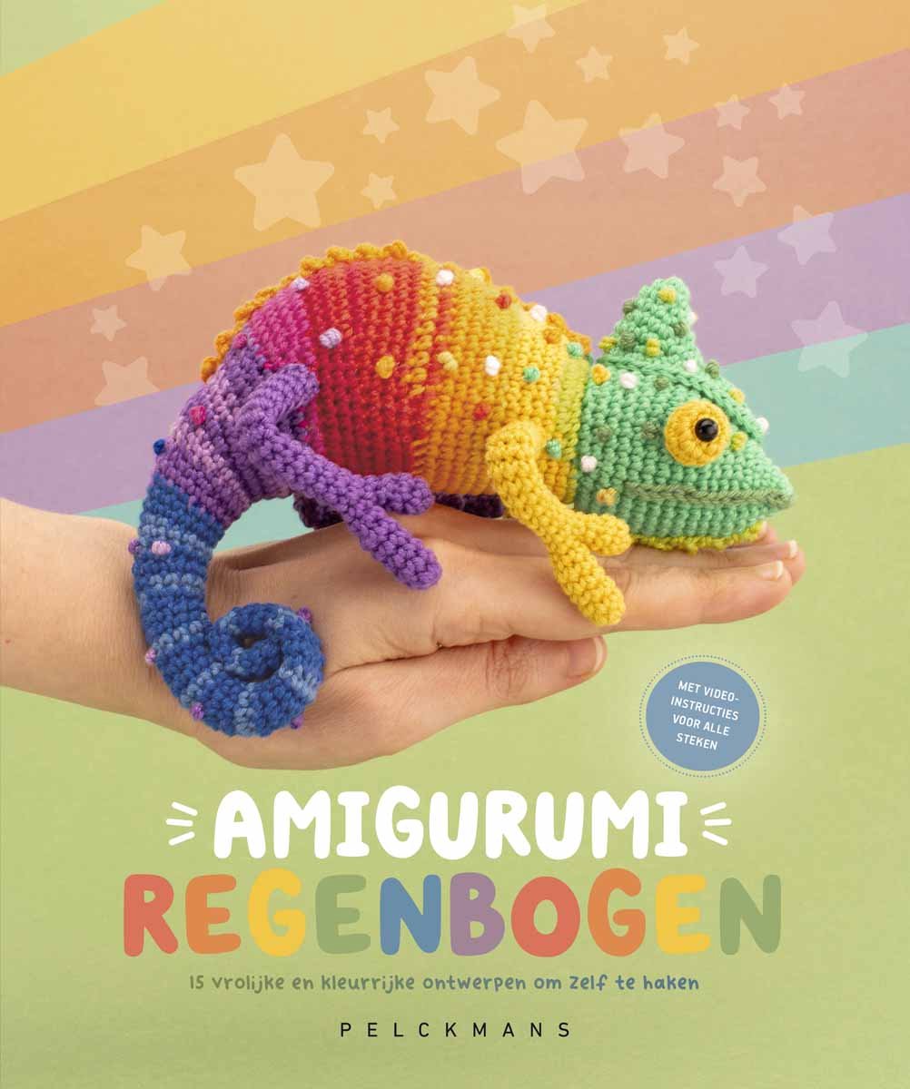 Gehaakt regenboog-kameleontje op een hand, met videohandleidingen voor alle steken.