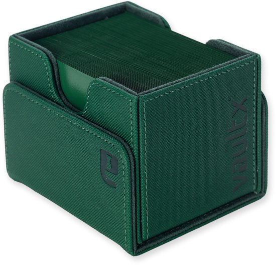 Donkergroene, gevouwen kaartenbox gevuld met groene kaarten. De box heeft een textuur, met een logo op de voorkant en de tekst 'VAULT X' op de zijkant.