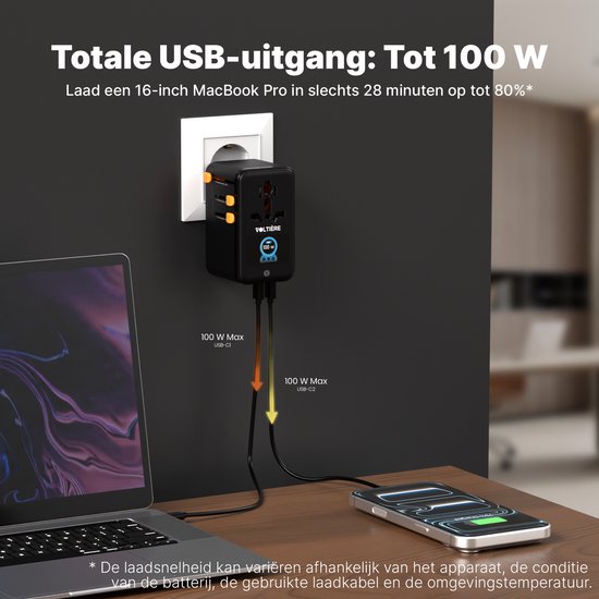 Zwarte Voltière wereldstekker in muurstopcontact, aangesloten op een laptop en telefoon, met 100W maximale USB-C-uitgang aangegeven.