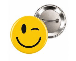 Smiley button - Knipoog button - 56mm button met speld - Emoticon button