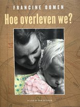 Boekcover "Hoe overleven we?" van Francine Oomen. Centraal een zwart-wit foto van een moeder en kind op een achtergrond van bruin papier met schetsen.