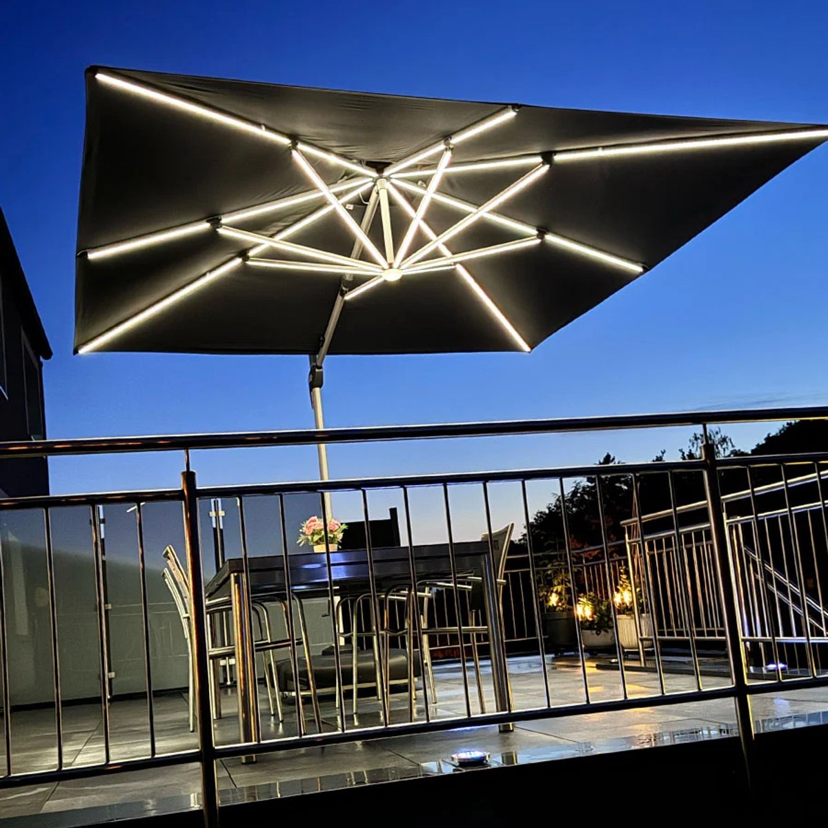 Purple Leaf Parasol déporté avec éclairage LED 270x270 cm - gris
