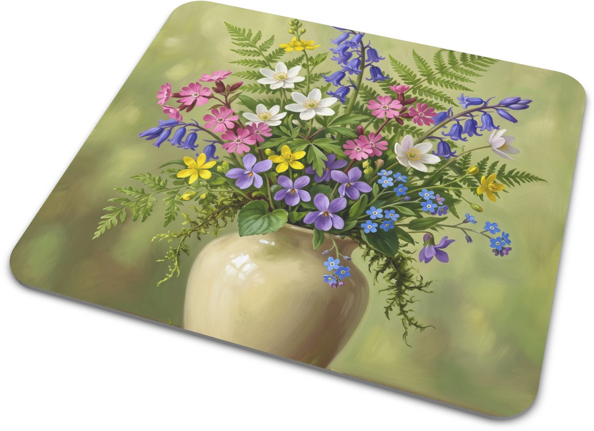 Muismat Bosbloemen boeket met paarse boshyacinten, anemonen en boterbloemen in crèmekleurige vaas Landelijke botanische illustratie Rustgevende bureau accessoire Cadeau voor plantenliefhebber 22x20 cm