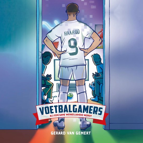 Jongeman in voetbalshirt met 'HAAROD 9' op de rug, kijkt naar een tv waar het spel 'Voetbalgamers' op staat. Twee jongens zitten aan weerszijden.