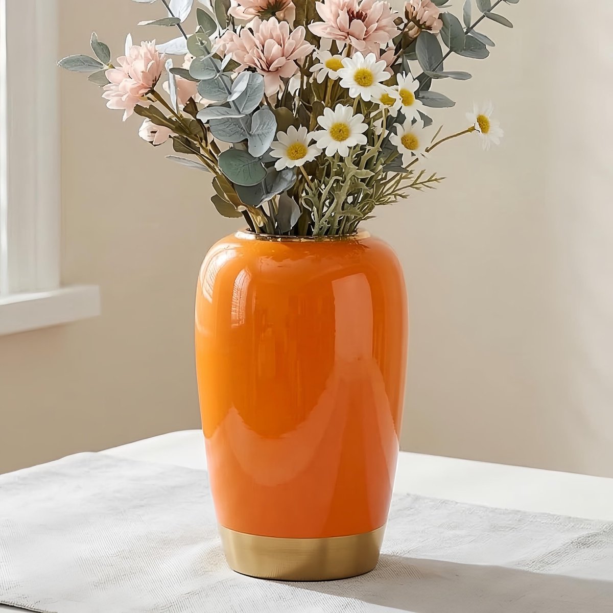 Omgoods - Handgemaakte Oranjekleurige Vaasje van Keramiek, 17.5 cm