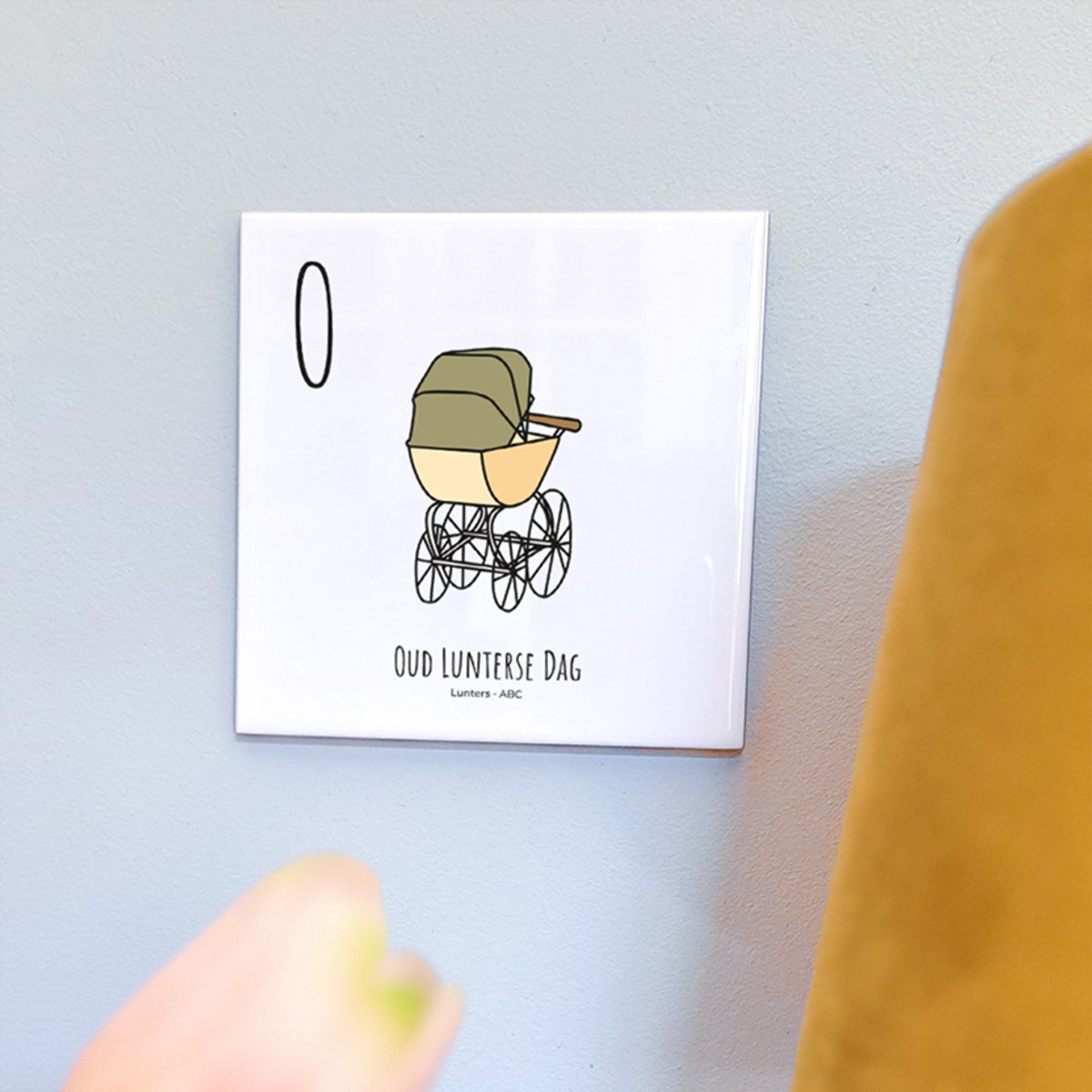 Oud Lunterse Dag - ABC tegeltje Lunteren - Keramiek met Handgetekende Illustratie - Wanddecoratie - Woondecoratie - Relatiegeschenk - Souvenir - 10,8 x 10,8 cm