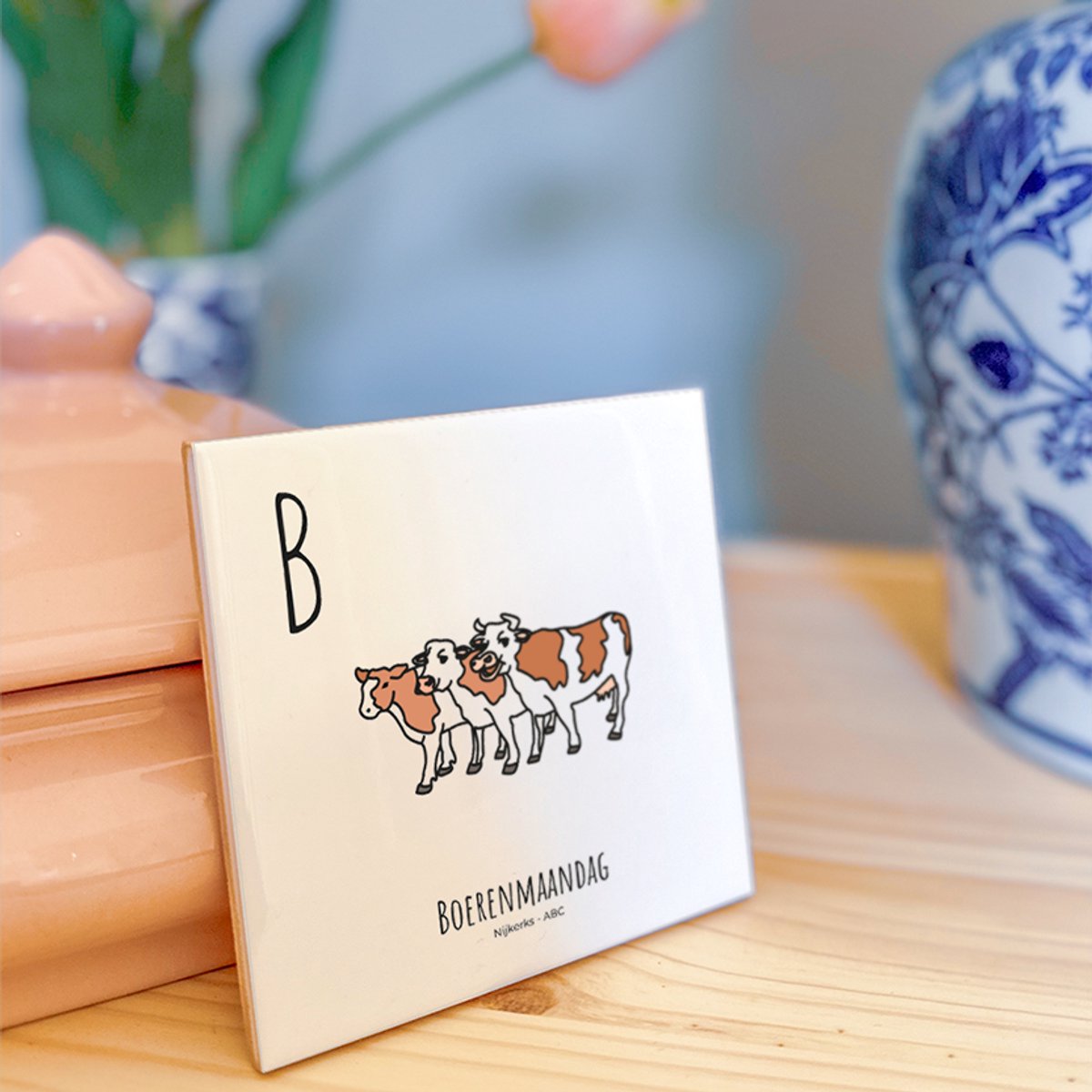 Boerenmaandag - ABC tegeltje Nijkerk - Keramiek met Handgetekende Illustratie - Wanddecoratie - Woondecoratie - Relatiegeschenk - Souvenir - 10,8 x 10,8 cm