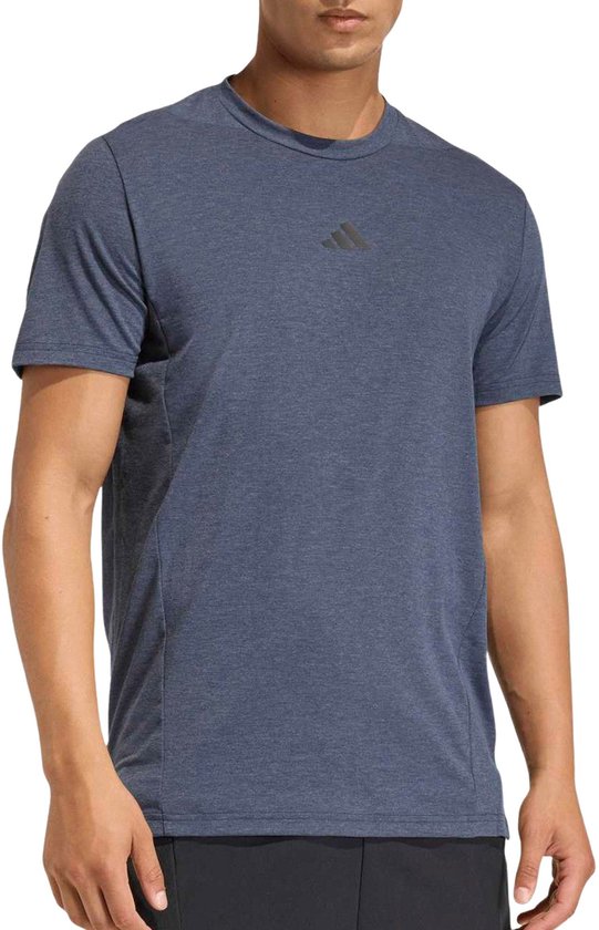 Man draagt een donkerblauw sportshirt met korte mouwen, adidas logo op de borst.