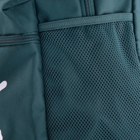 Detail van de groene rugzak met mesh zijvak en ritssluiting.