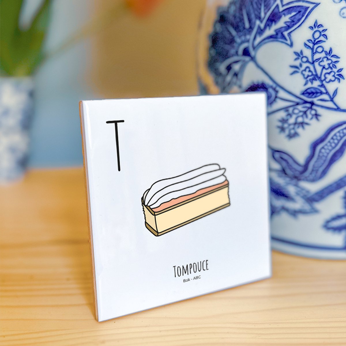Tompouce - ABC tegeltje Bakken - Keramiek met Handgetekende Illustratie - Wanddecoratie - Woondecoratie - Relatiegeschenk - Souvenir - 10,8 x 10,8 cm