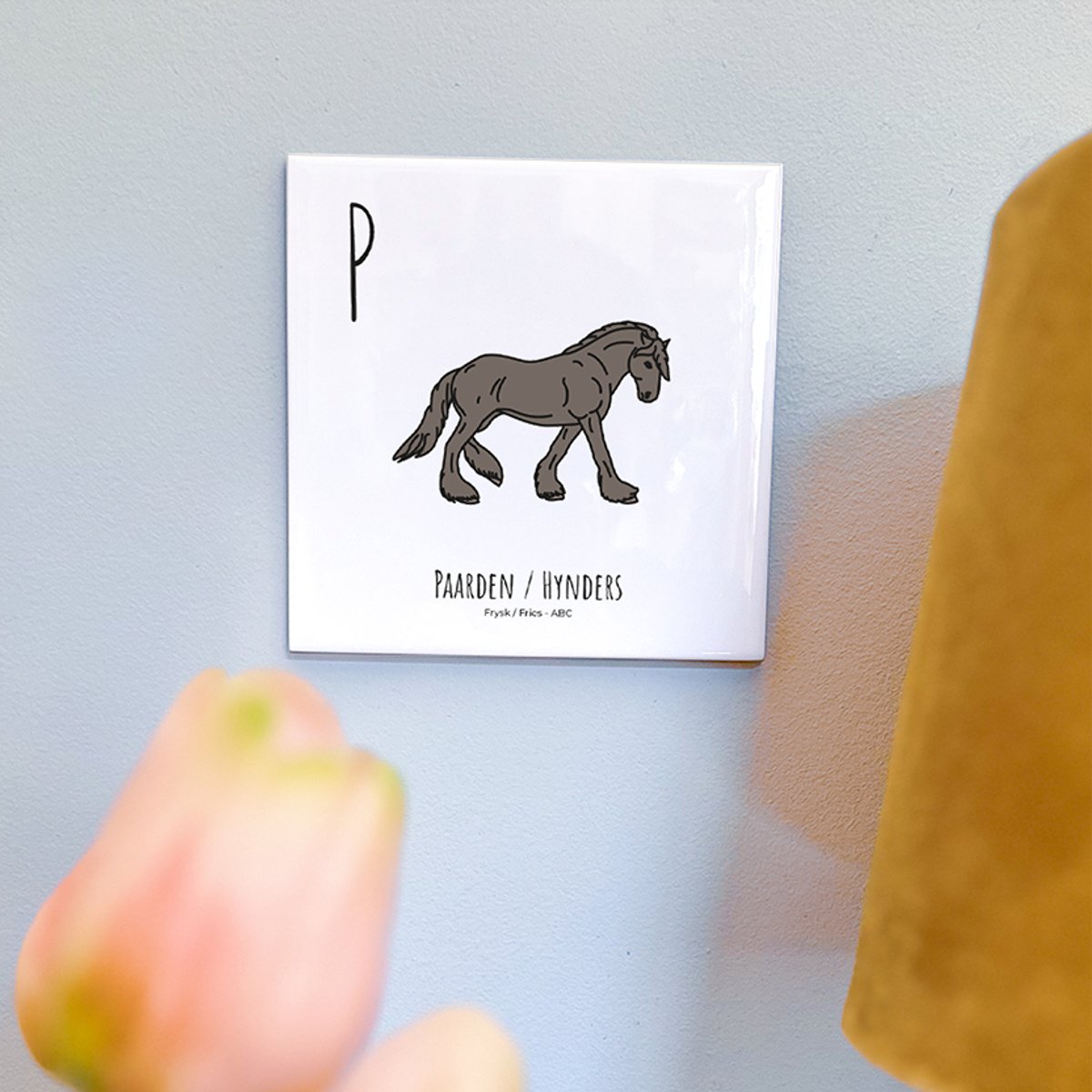 Paarden / Hynders - ABC tegeltje Fryslân-Friesland - Keramiek met Handgetekende Illustratie - Wanddecoratie - Woondecoratie - Relatiegeschenk - Souvenir - 10,8 x 10,8 cm