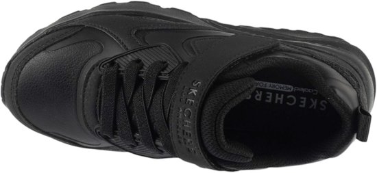 Bovenaanzicht van zwarte Skechers sneaker met 'Cooled Memory Foam' binnenzool en klittenbandsluiting.