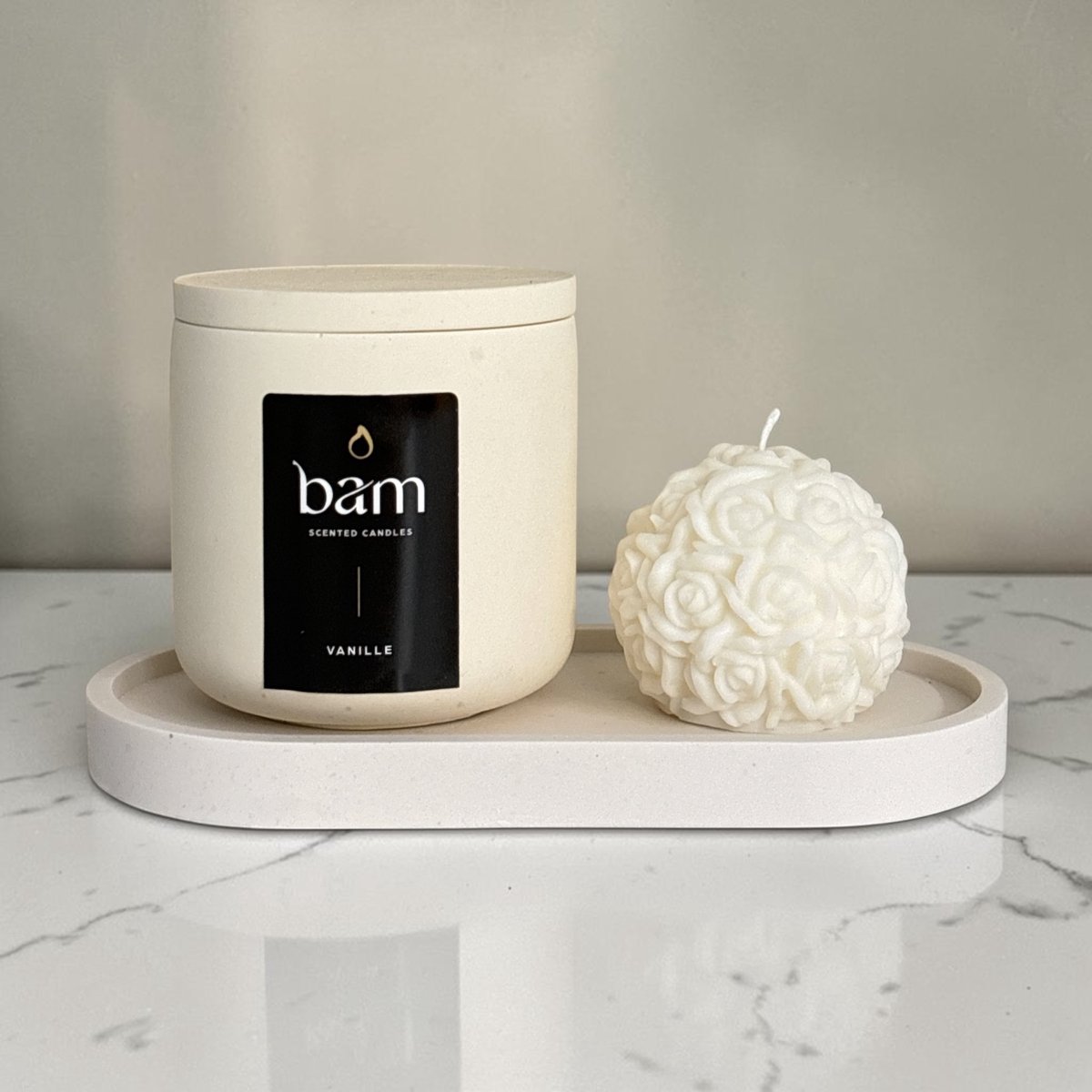 Bam Kaarsen Vanille Geschenkset – Geurkaars 140 g met Houten Lont – Handgemaakte Rozenkaars en Zachtgeel Ovaal Schaaltje
