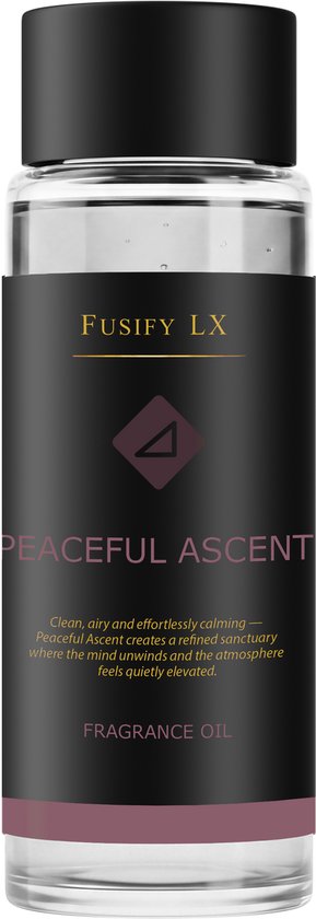 Fusify LX Peaceful Ascent geurolie in een doorzichtige fles met zwarte dop en paars label. Tekst: Peaceful Ascent Fragrance Oil.
