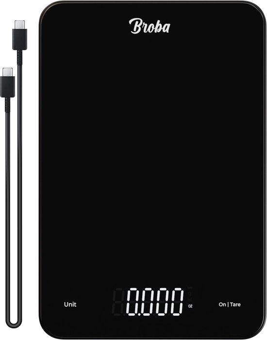 Zwarte digitale keukenweegschaal met USB-C oplaadkabel.