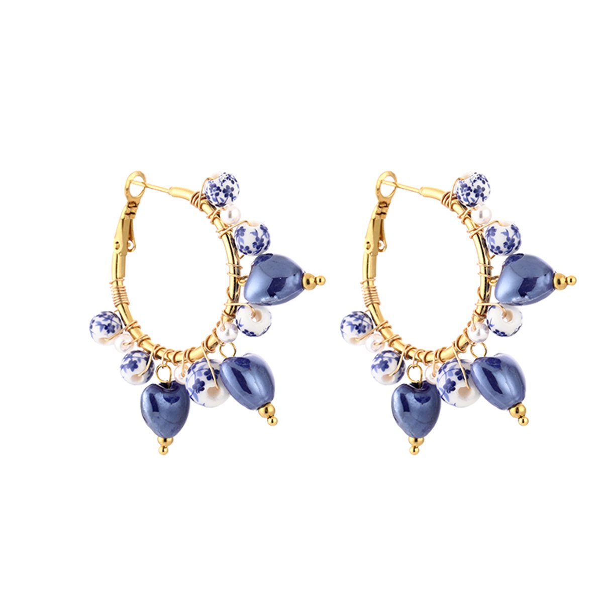 Beach Blue Heart Charm & Porcelain Wire-Wrapped Hoops 3.5CM – Luxe Gewikkelde Strand Oorringen met Blauwe Harten – RVS - Blauw