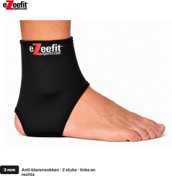 Zwarte Ezeefit enkelsok van 3 mm dik materiaal, gedragen om een linkervoet.