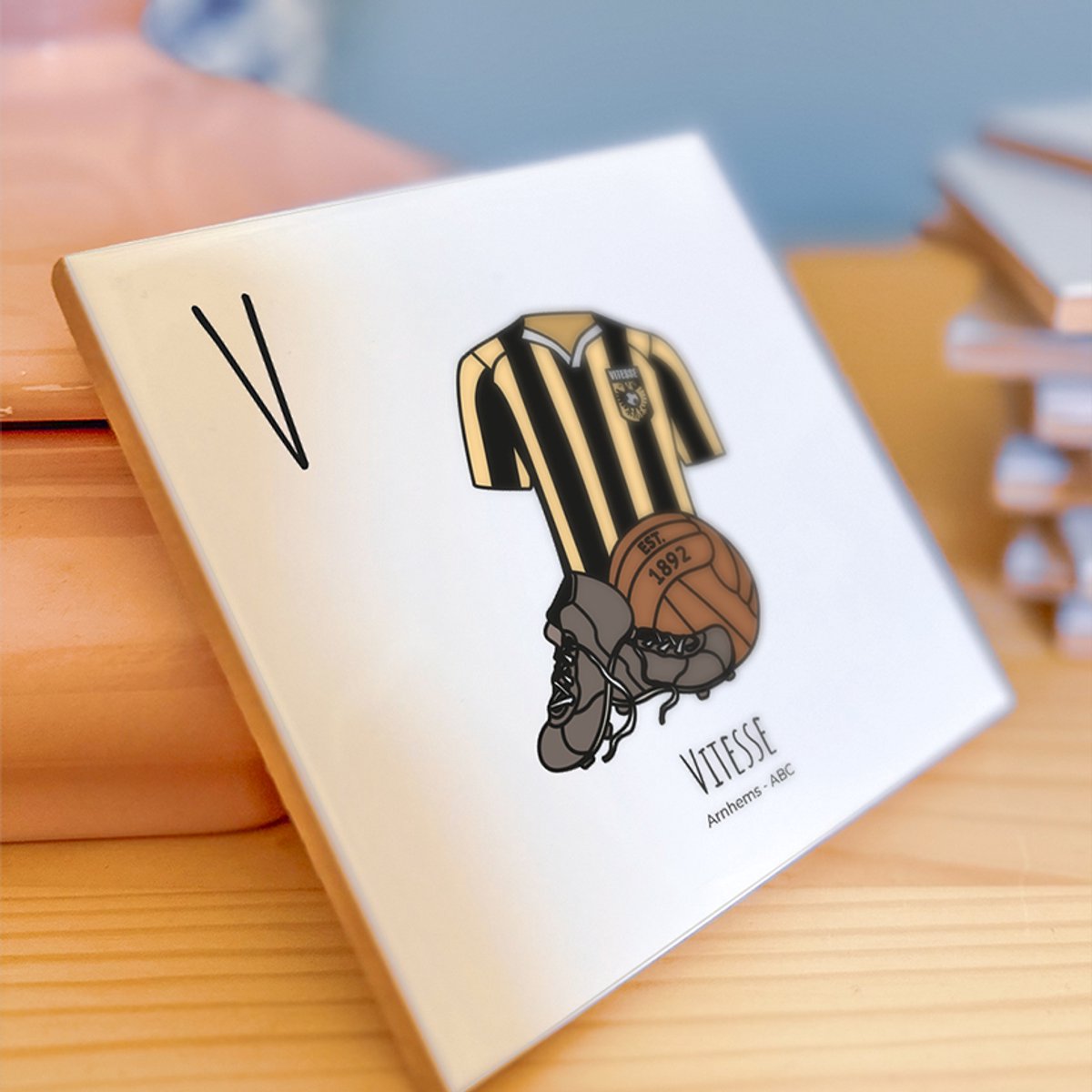 Vitesse - ABC tegeltje Arnhem - Keramiek met Handgetekende Illustratie - Wanddecoratie - Woondecoratie - Relatiegeschenk - Souvenir - 10,8 x 10,8 cm