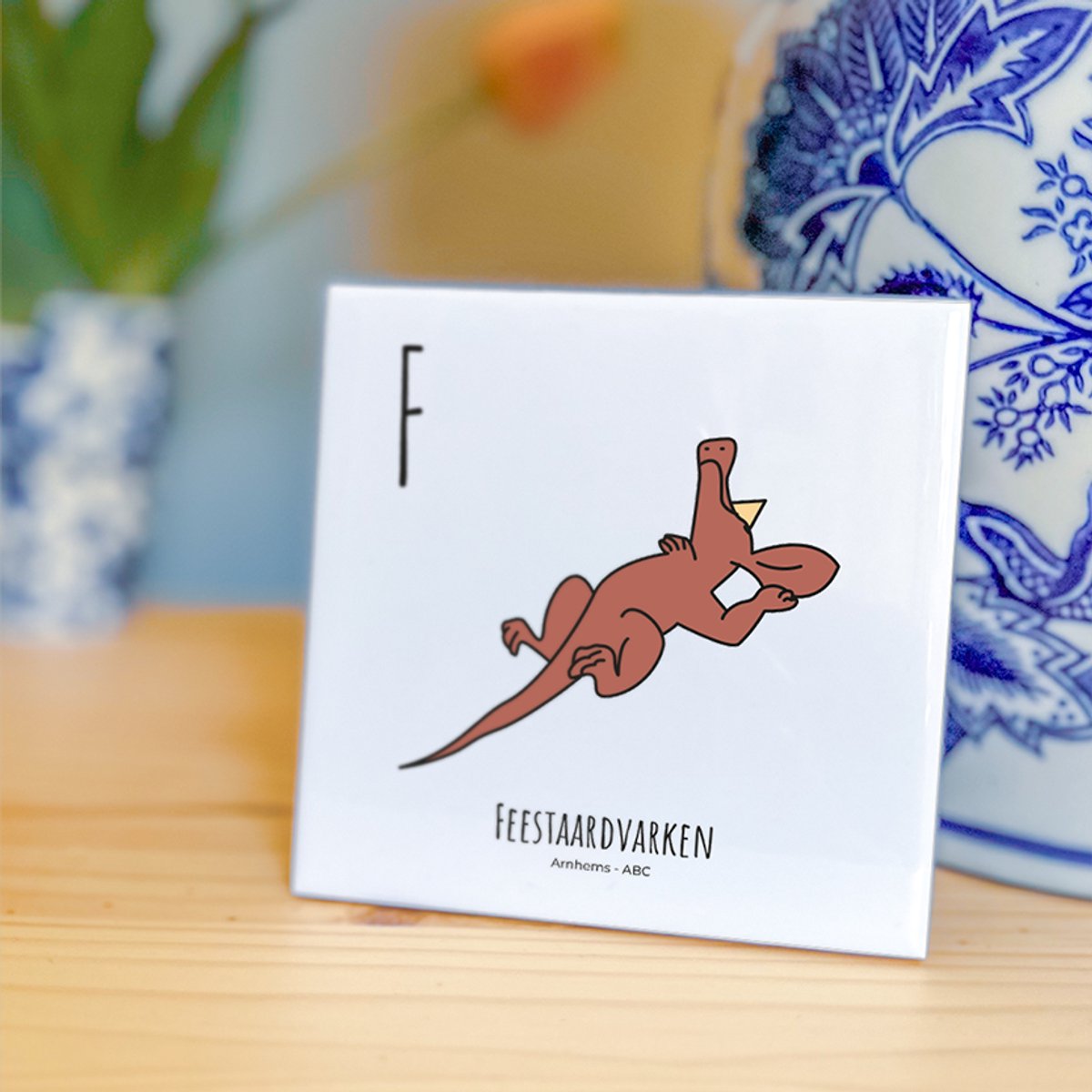 Feestaardvarken - ABC tegeltje Arnhem - Keramiek met Handgetekende Illustratie - Wanddecoratie - Woondecoratie - Relatiegeschenk - Souvenir - 10,8 x 10,8 cm