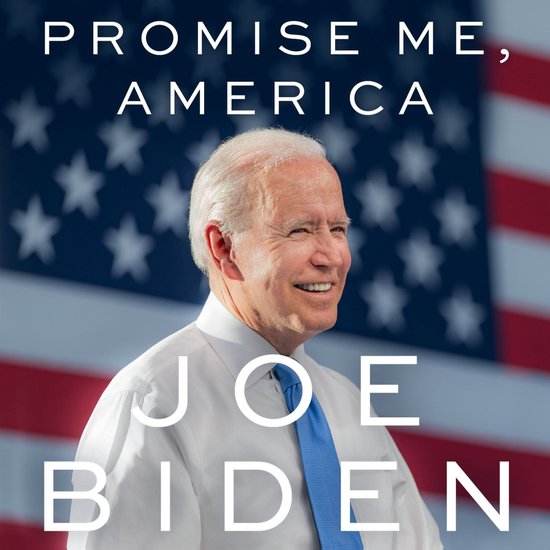 Joe Biden, de auteur van "Promise Me, America", glimlacht voor een Amerikaanse vlag. De tekst "Promise Me, America" staat bovenaan en "Joe Biden" onderaan.