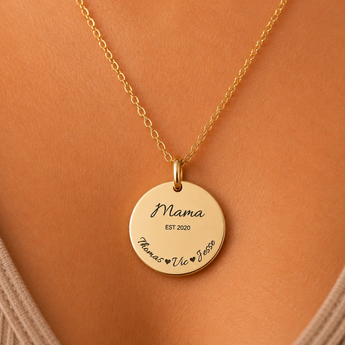 Engravia by Derya – Gepersonaliseerde Mama Ketting – Goud Kleur RVS Coin Ketting 20 mm – Namen van Kinderen – Cadeau voor Moeder