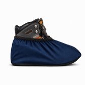 Marineblauwe schoenhoes over een grijze en zwarte wandelschoen, gezien vanaf de zijkant. Met Scovvii-logo op de schoen.