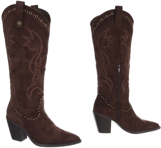 Twee bruine suède westernlaarzen met sierstiksels en studs, met blokhak. Eén met rits.