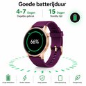 Paarse smartwatch met rosegouden kast, getoond met een batterijpercentage van 66% op het scherm.