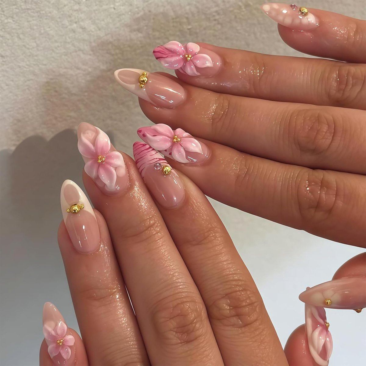 SnelShoppen - 24 Pcs Amandelvormige Druknagels met 3D Bloemen, Roze Luipaard French Tip, Gouden Parels, Herbruikbare Acryl Nagels voor Feest en Dageli
