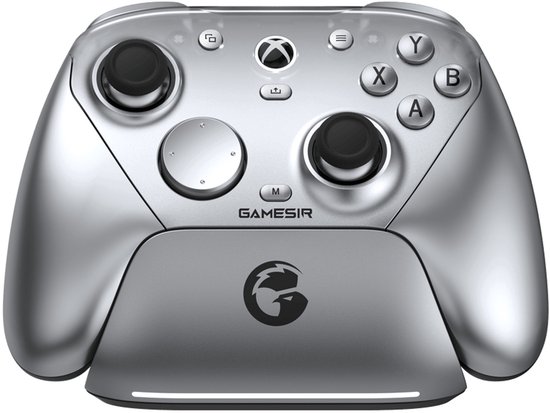 Zilveren Gamesir controller met Xbox logo en zwart GameSir logo op de voorkant, op een witte achtergrond.