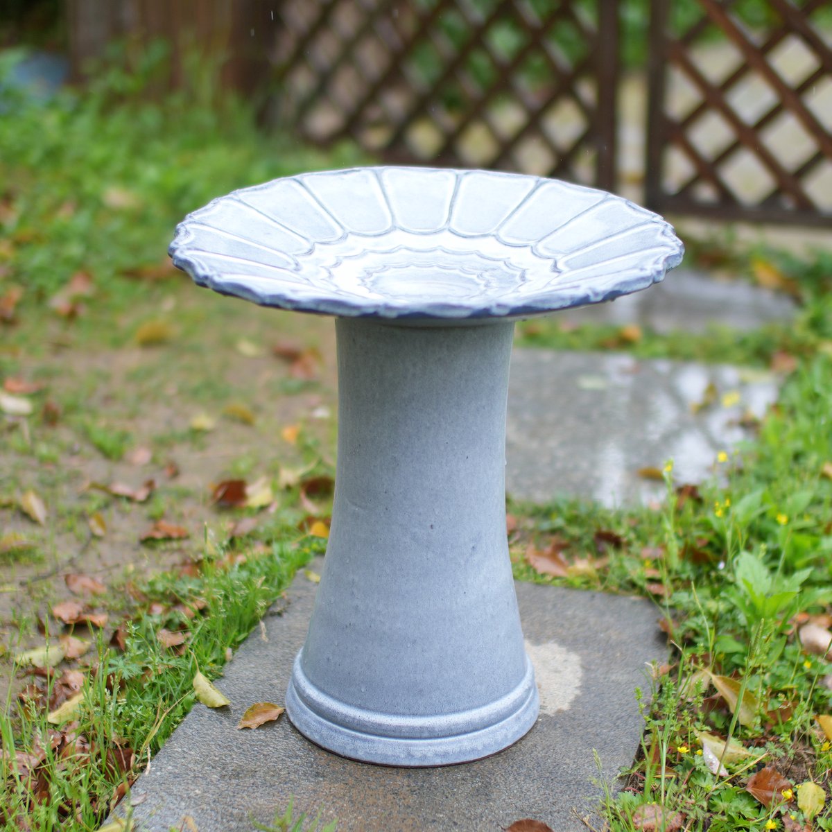 OKWISH Vogelbad – Handgemaakt En Vorstbestendig – Diameter 43 Cm Hoogte 45 Cm – Keramiek – Blauwgrijs – Voor Tuin Terras En Balkon