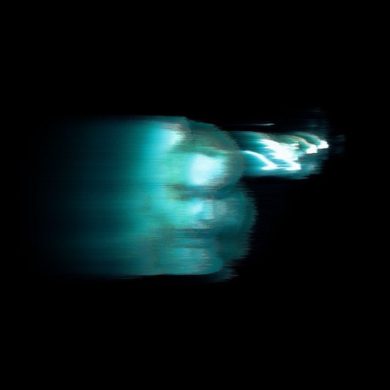 Portrait abstrait avec une lueur turquoise et blanche, avec un effet de glitch.