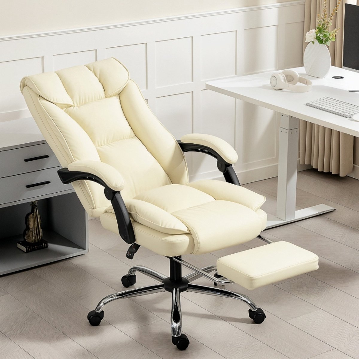 DESMIU Bureaustoel 66 x 72 x 113-121 Cm - Ergonomisch Met Voetsteun En Verstelbare Rugleuning - Voor Kantoor En Thuiswerkplek - Kunstleer - Beige En Zwart