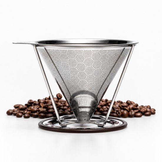 Zilverkleurige, conische koffiefilter met kleine gaatjespatroon, voor koffiebonen.