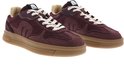 Paar bordeauxrode suède sneakers met off-white veters en camelkleurige zolen.