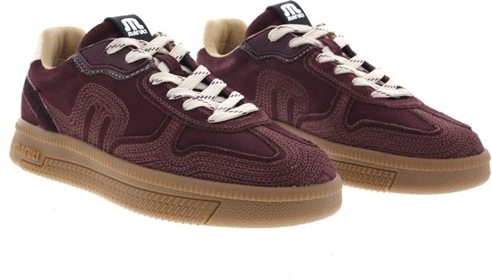 Paar bordeauxrode suède sneakers met off-white veters en camelkleurige zolen.