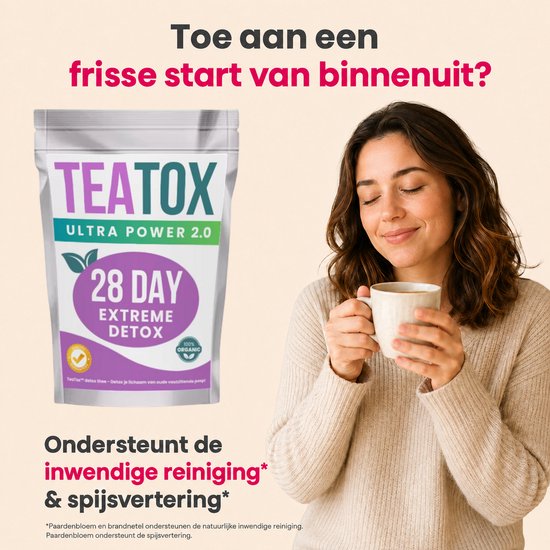 Vrouw in beige trui met TeaTox verpakking, geniet van thee.