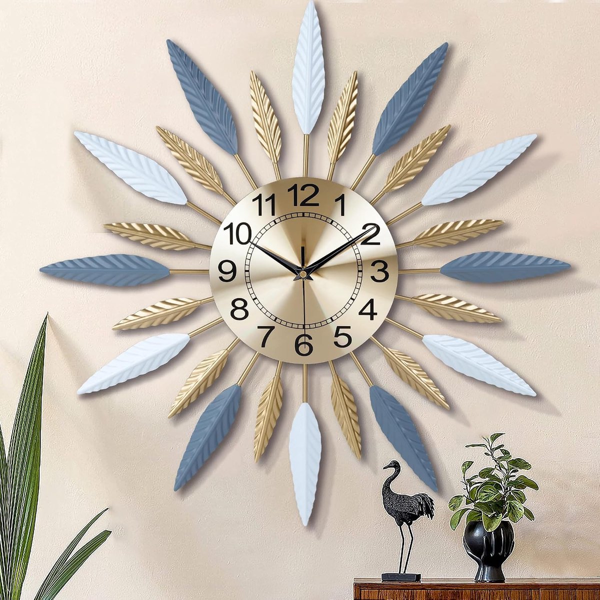 Wandklok 22 Inch - Goud Metaal - Moderne Design met Stralende Veren - Luxe uitstraling voor elke ruimte - ShopVlot