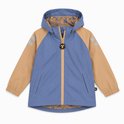 Blauwe regenjas met beige mouwen, capuchon en reflecterende details. Voorpand met ritssluiting.