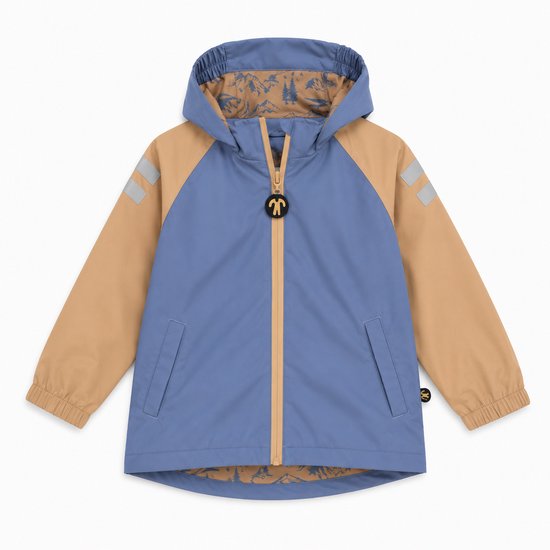 Blauwe regenjas met beige mouwen, capuchon en reflecterende details. Voorpand met ritssluiting.